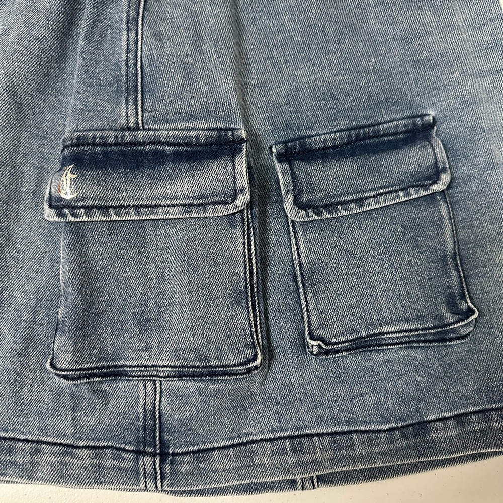 Juicy Couture Denim Medium Wash Cargo
Mini Skirt Size 32 NWT - Picture 7 of 9